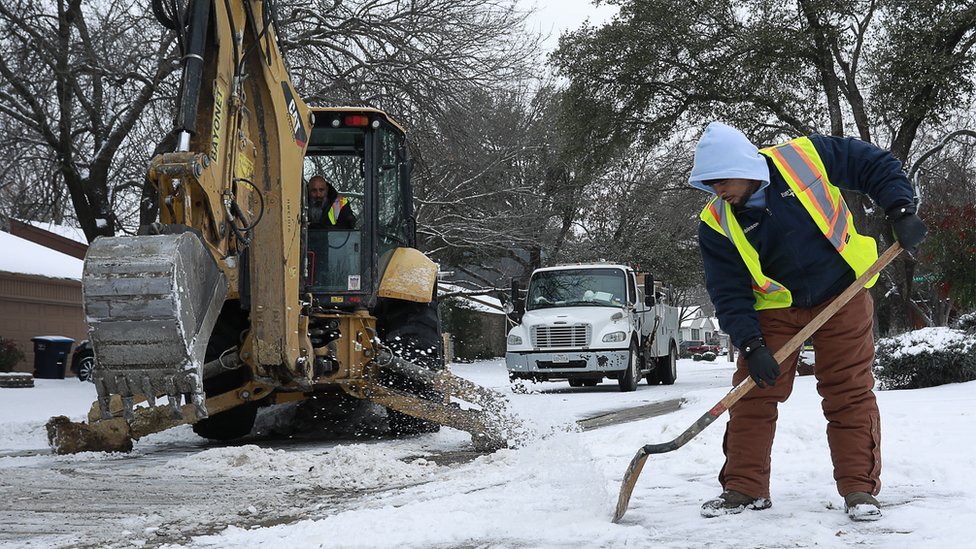 Trabajadores limpian la nieva en Fort Worth