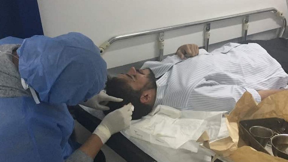 Las imágenes difundidas por medios de comunicación muestran cómo algunas decenas de personas de los denominados colectivos chavistas llegaron a agredir físicamente a parlamentarios. Diputado Armas es atendido por sus heridas