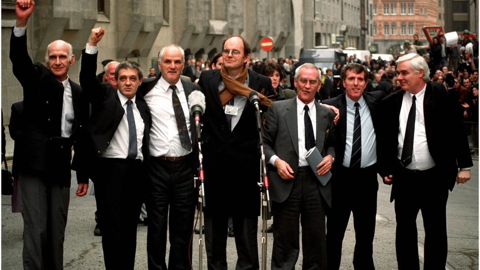 The Birmingham Six после победы в апелляции у журналиста Криса Маллина (в центре) в 1991 году