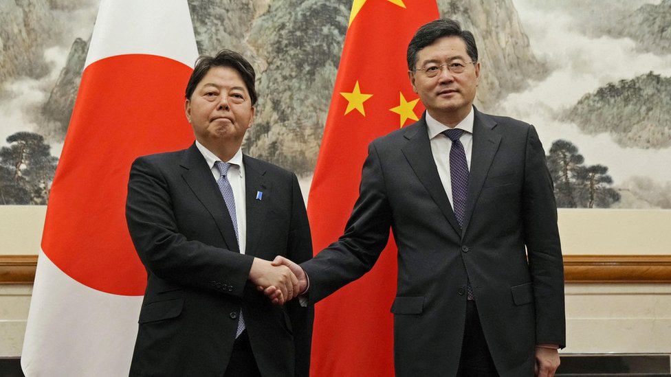 日本外相林芳正（左）與中國外長秦剛（右）在北京釣魚台國賓館會晤（2/4/2023）