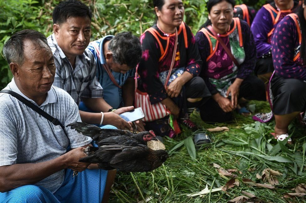 Hari Senin, suku Lisu melakukan upacara dengan mengorban ayam guna menjinakkan jin gua Tham Luang.