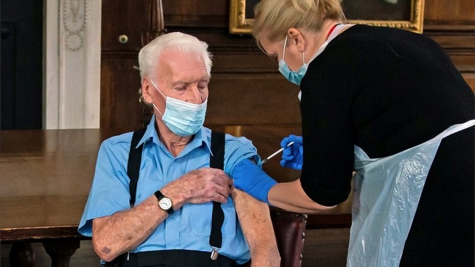Пенсионеру из Челси Бобу (Роберту) Джеймсу Салливану вводят вакцину Pfizer / BioNTech Covid-19 от Пиппы Найтингейл