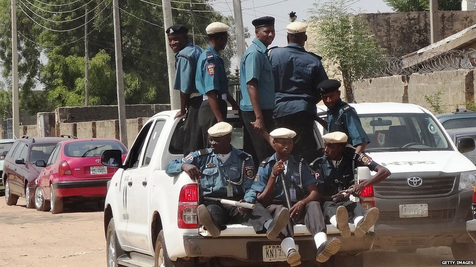 يقوم فريق من منفذي الشريعة الإسلامية يُدعى "الحسبة" بدورية في مدينة كانو النيجيرية