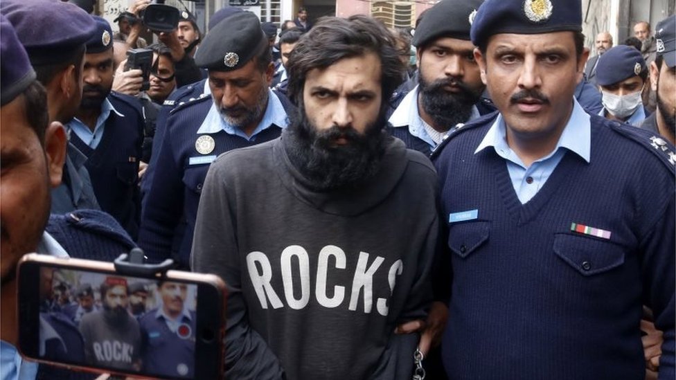 Zahir Jaffer, escoltado pela polícia ao deixar o tribunal, em Islamabad, em 24 de fevereiro de 2022