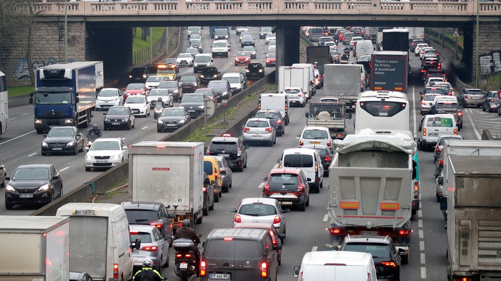 В час пик движение по кольцевой дороге в Париже продолжается, 6 декабря 2019 года продолжается забастовка французских транспортников.