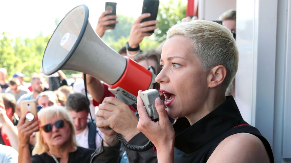 Maria Kolesnikova falando aos manifestantes em agosto