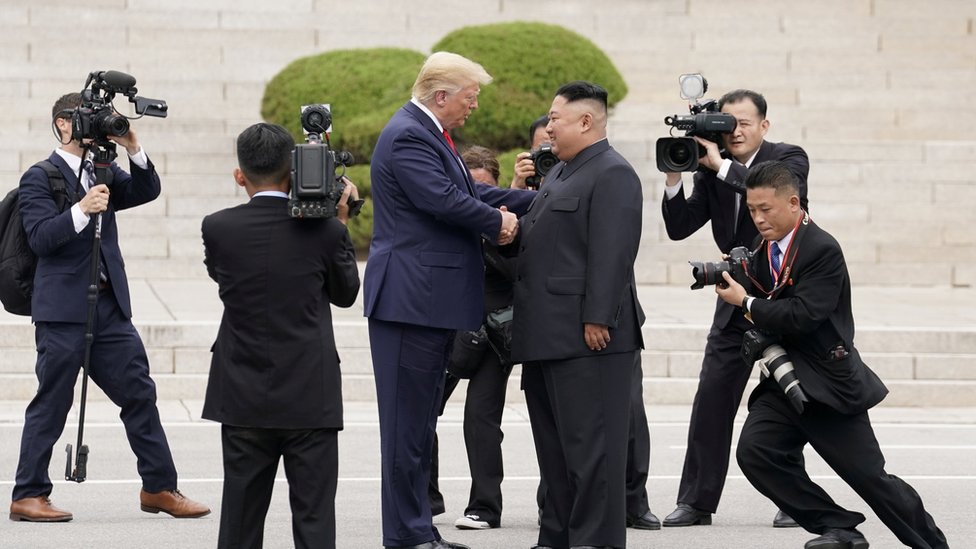 Президент США Дональд Трамп встречается с лидером Северной Кореи Ким Чен Ыном в демилитаризованной зоне, разделяющей две Кореи, в Пханмунджоме, Южная Корея, 30 июня 2019 г.