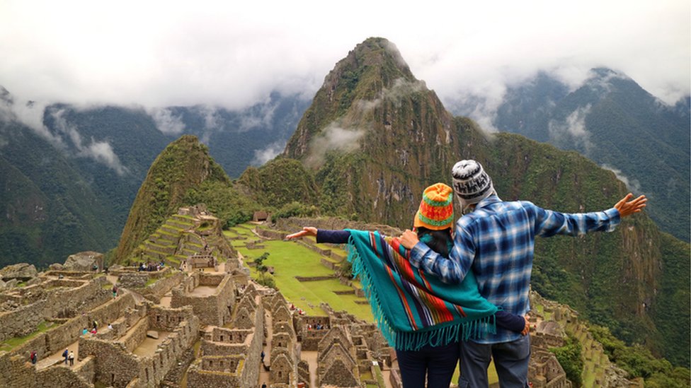 Una pareja frente a Machu Picchu.