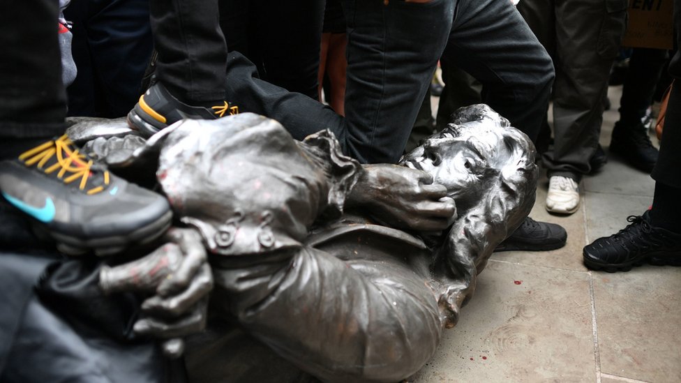 Протестующие Black Lives Matter стоят у статуи Эдварда Колстона в Бристоле