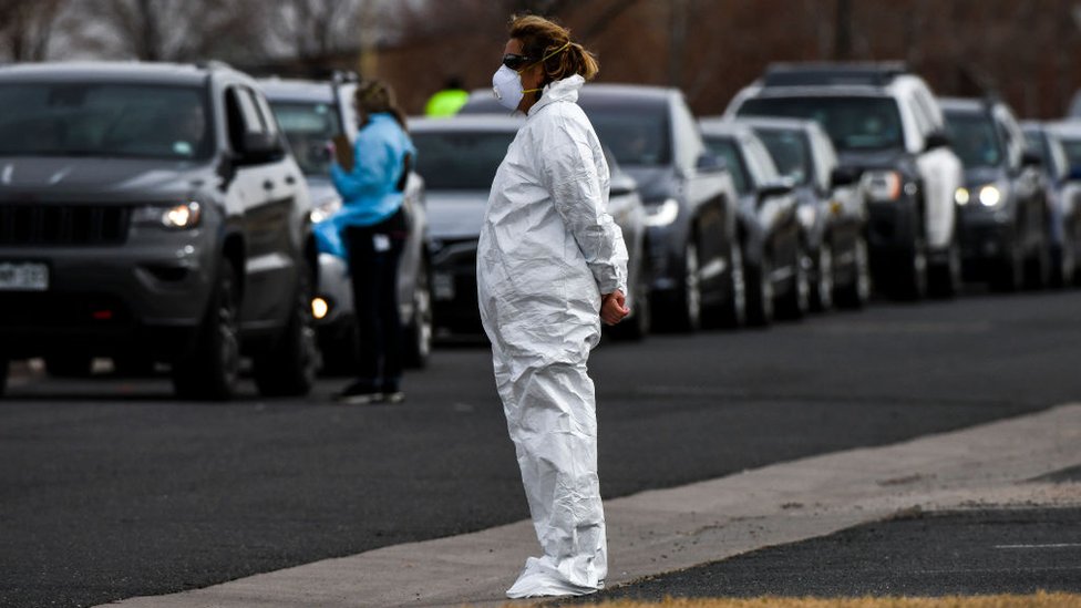 Una mujer con traje protector por el coronavirus en Colorado