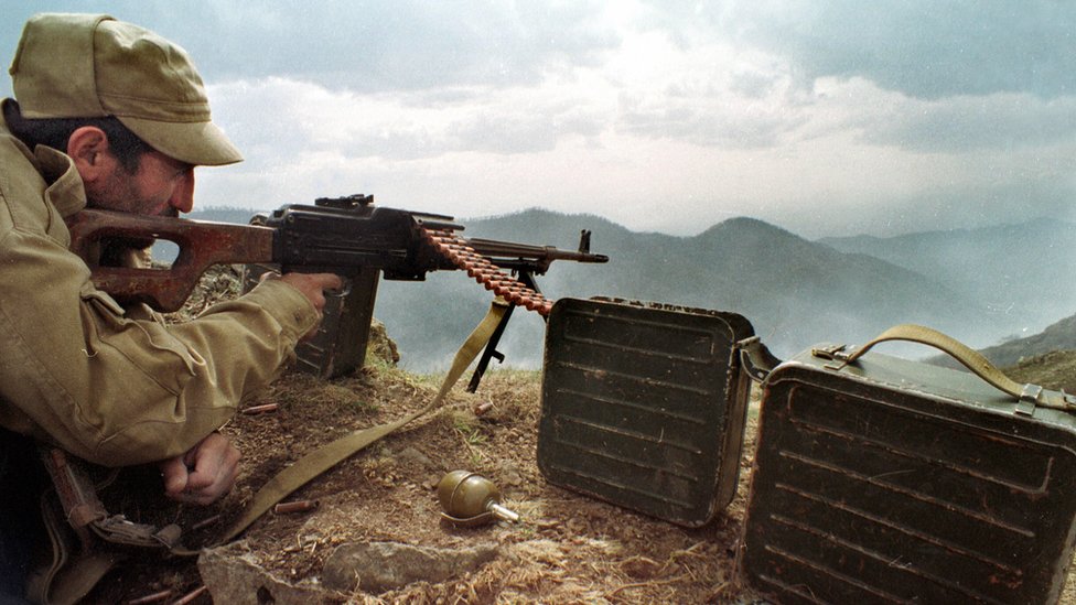 Un Soldat Arménien Observe Les Troupes Azerbaïdjanaises Sur La Ligne De Front Près De La Ville De Hadrut, Dans Le Haut-Karabakh (Avril 1993)