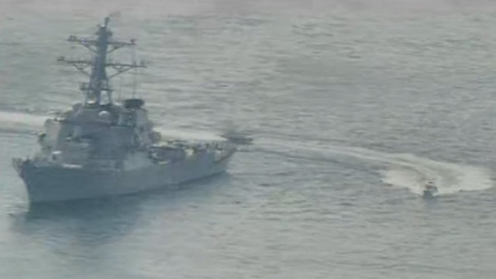 صورة من البحرية الأمريكية تظهر سفن سلاح البحرية في الحرس الثوري الإسلامي بالقرب من المدمرة "بول هاميلتون" في الخليج (15 أبريل 2020)