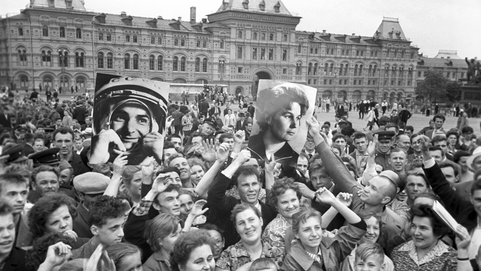 Multitud en la Plaza Roja de Moscú con pancartas con los rostros de Bykovsky y Tereshkova