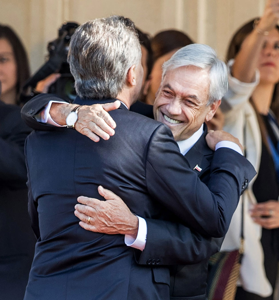 Sebastián Piñera y Mauricio Macri se abrazan antes de un encuentro en Viña del Mar, en marzo de 2018