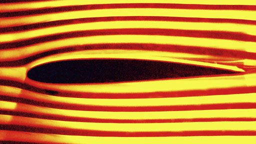 El ala de un avión está diseñada de forma que se crea una presión menor cuando el aire fluye por la parte superior del ala, y una presión mayor cuando fluye por debajo. Ala de avión en un túnel de viento