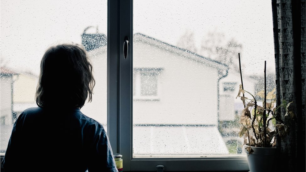 El impacto de la muerte de un menor en una familia dura para siempre. Persona de espaldas asomada a la ventana
