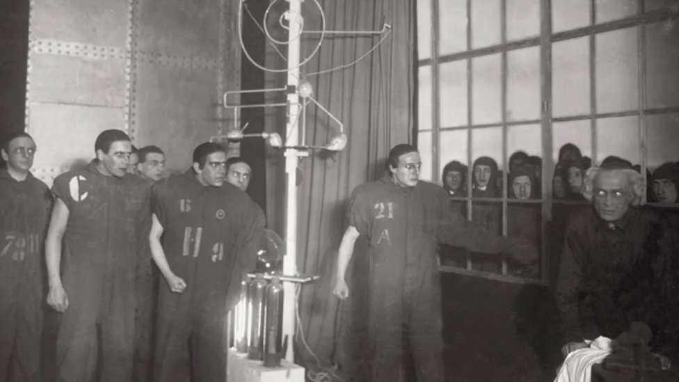 Scena u laboratoriji iz RUR-a izvođena oko 1923. godine u berlinskom pozorištu