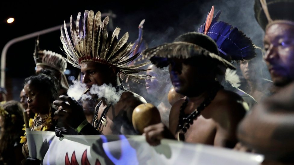 Мужчины коренных народов принимают участие в акции протеста в защиту земельных и культурных прав коренных народов