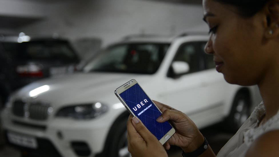 БЕНГАЛУ, ИНДИЯ - 1 октября: бронирование такси UBER с помощью мобильного приложения 1 октября 2015 года в Бангалоре, Индия.