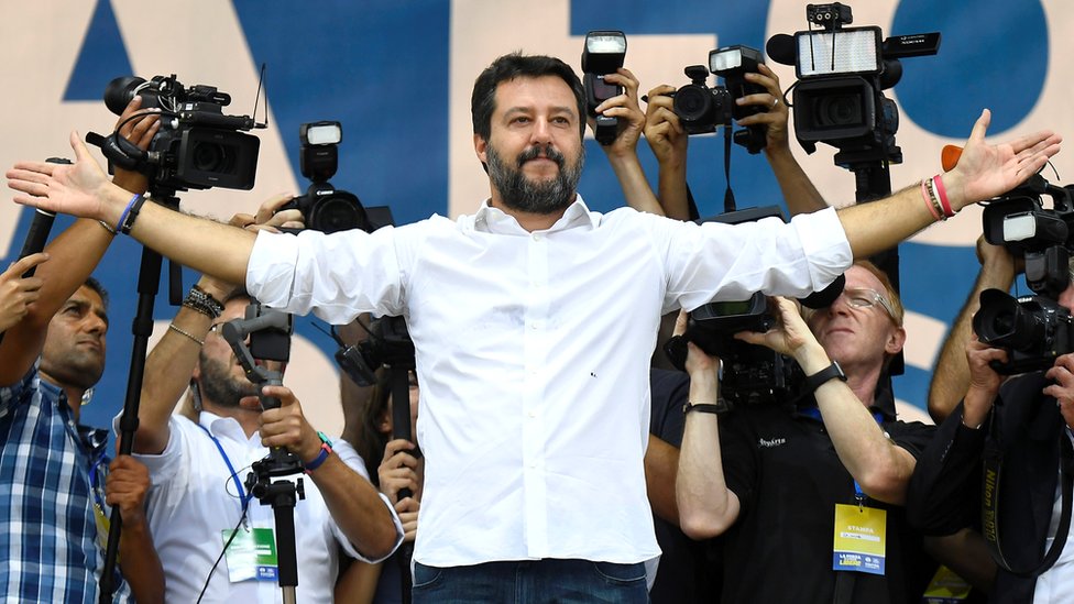 Лидер партии Лиги Маттео Сальвини жестикулирует во время митинга в Понтиде, Италия, 15 сентября 2019 г.