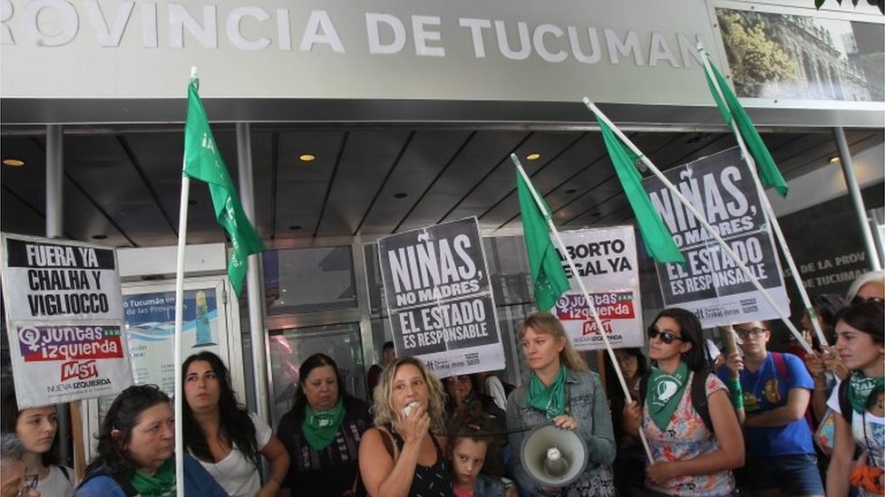 Activistas por el derecho a abortar protestaron frente a las oficinas del gobierno de Tucumán