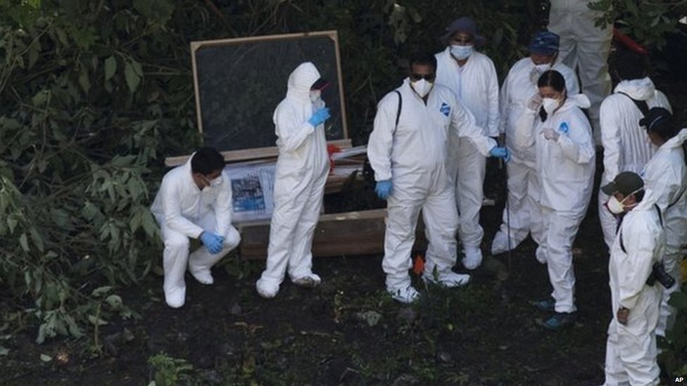 Эксперты-криминалисты ищут мусор возле Кокулы. 28 октября 2014 г.