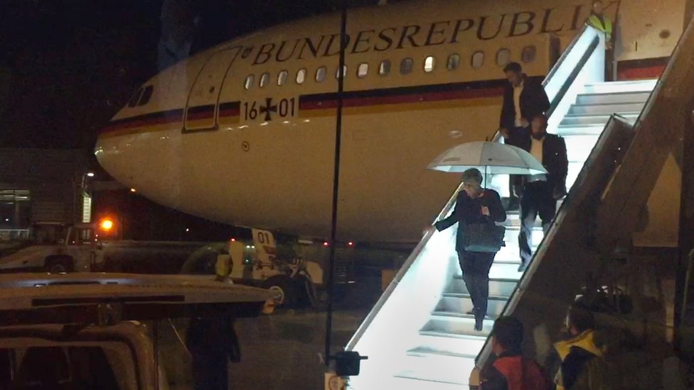 La canciller alemana Angela Merkel bajándose del avión 