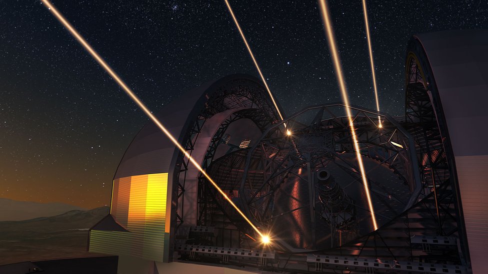 Ilustración de cómo se verá el Telescopio Extremadamente Grande o ELT durante la noche
