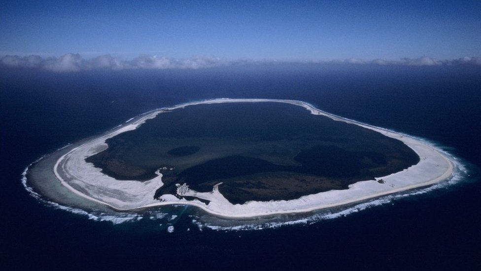 La isla coralina se formó sobre el borde del cráter de un volcán sumergido.