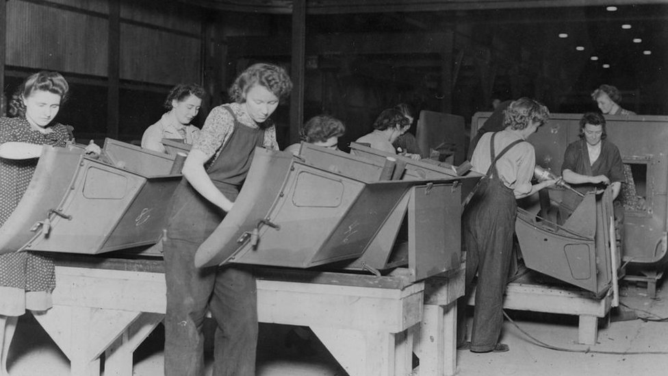 Mujeres trabajando en la Ford Motor Company durante la II Guerra Mundial.