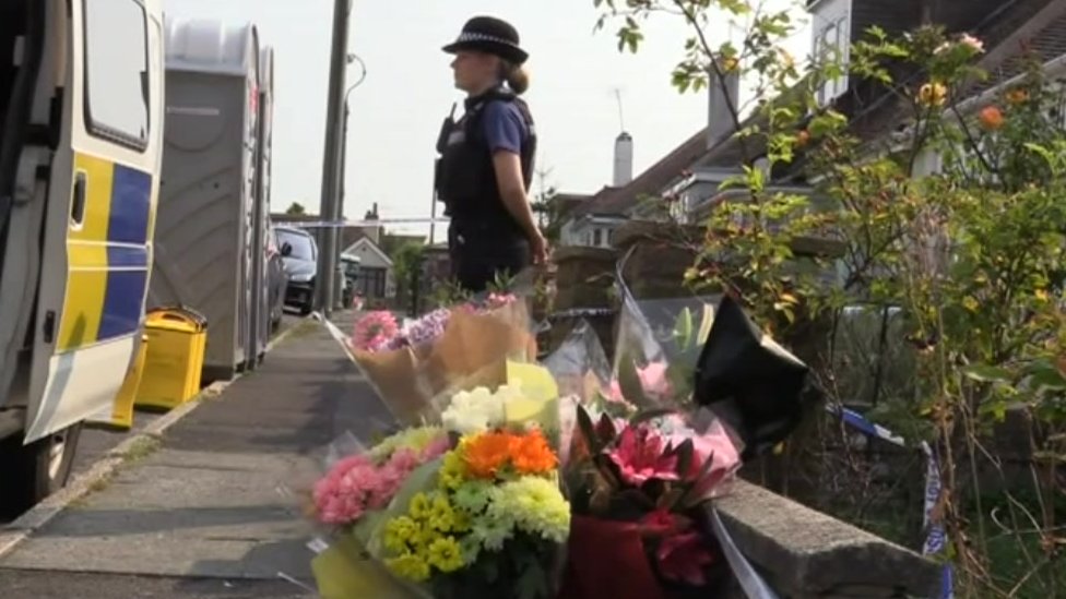 Полиция и цветы возле дома Шаны Грайс