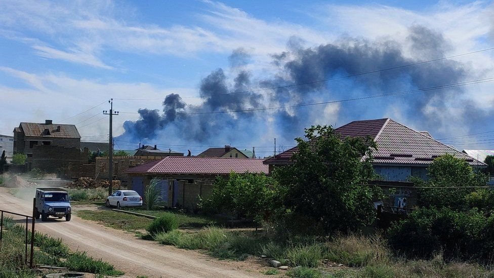 الدخان يتصاعد من قاعدة عسكرية روسية في القرم بعد دوي انفجارات