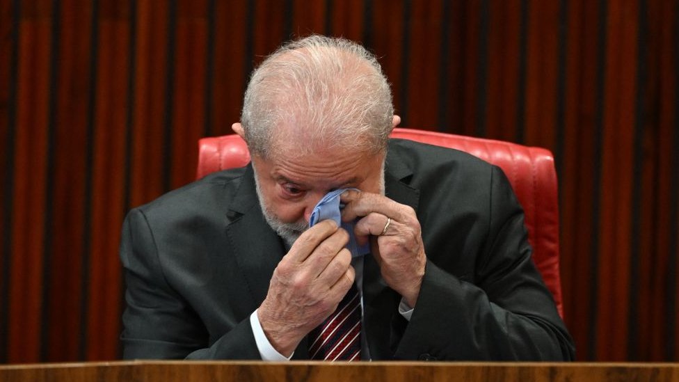 Luiz Inácio Lula da Silva chora durante discurso de sua diplomação