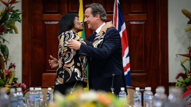 Премьер-министр Ямайки Порция Симпсон-Миллер встретилась с Дэвидом Кэмероном в тюрьме Ямайка в Кингстоне