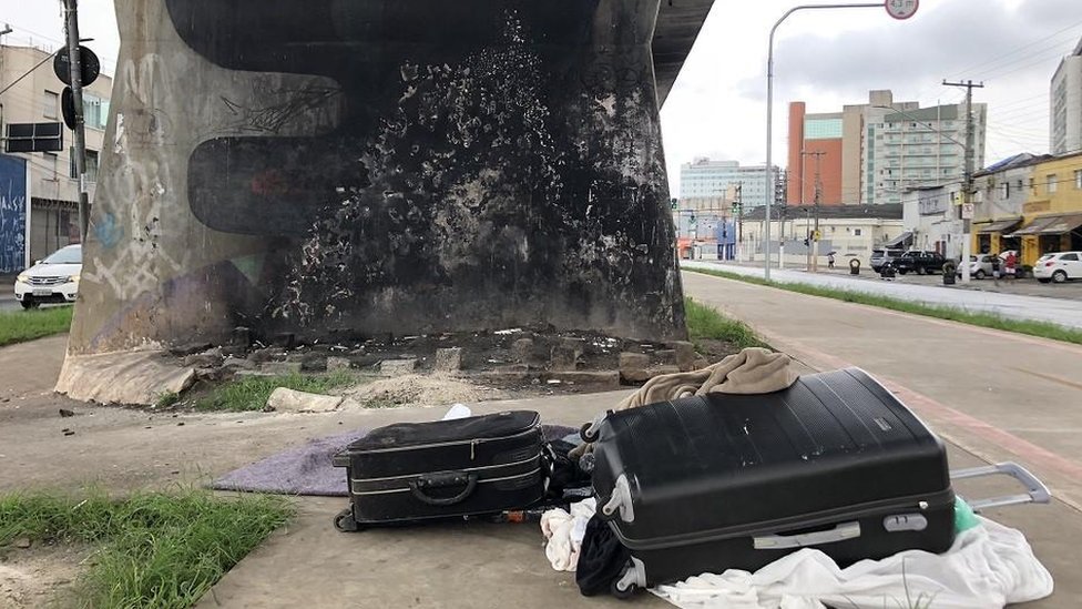 Malas abandonadas embaixo de viaduto