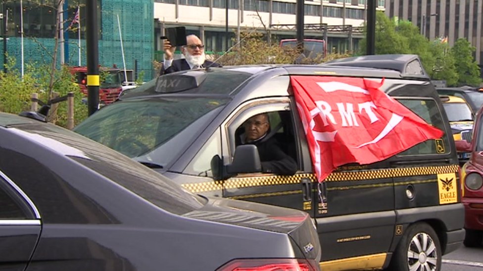 Водитель такси под флагом RMT в движении Бирмингема