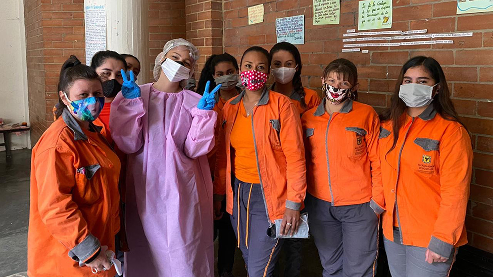 Johana Bahamón con reclusas, todas usando mascarillas contra la pandemia