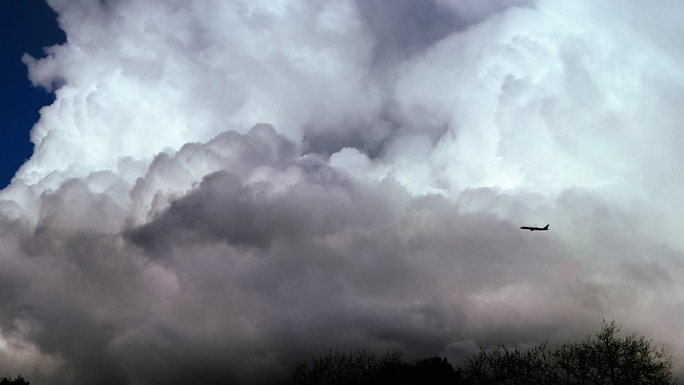 Самолет, летящий сквозь облака