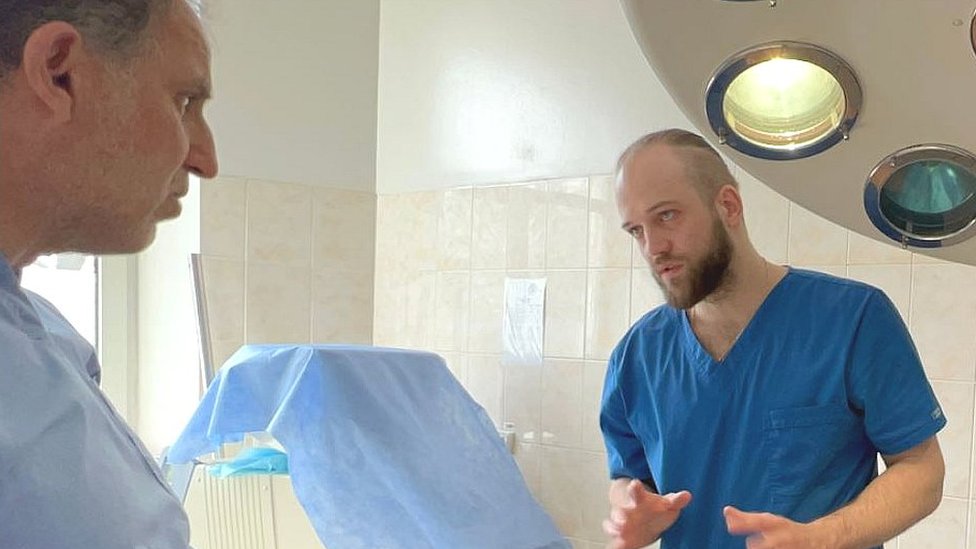 Dr Monzer Yazji (solda) Ukraynalı doktorlara Suriye'deki deneyimlerini aktarıyor.