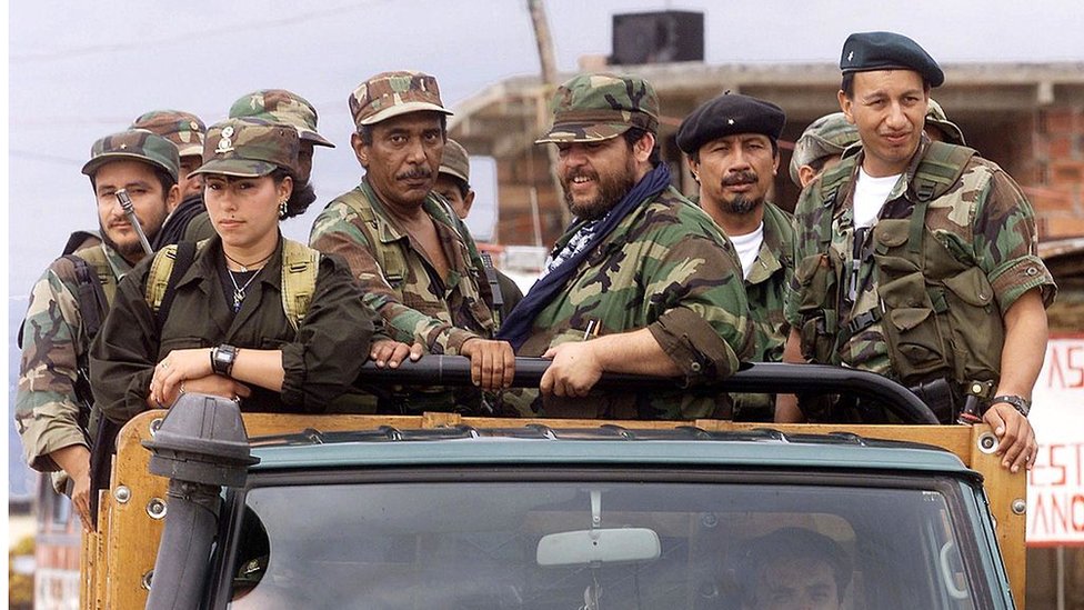 La antigua guerrilla tiene que definir sus líneas de actuación política, ahora que decidió dejar las armas. Un grupo de dirigentes guerrilleros en una imagen tomada en Uriba, Colombia, en 1999.