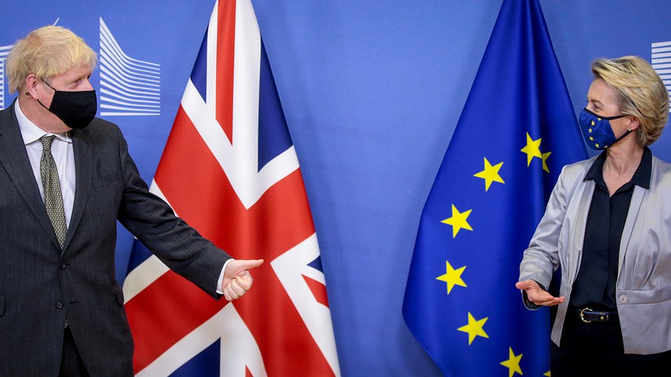 Президент Европейской комиссии Урсула фон дер Ляйен приветствует премьер-министра Великобритании Бориса Джонсона в Брюсселе