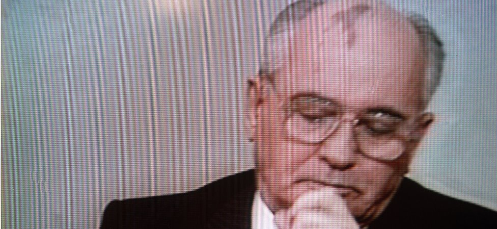 Михайло горбачов оголошує про відставку