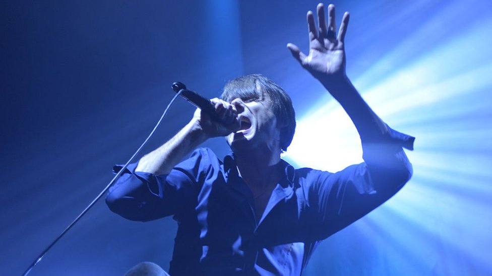 Los artistas tradicionalmente han trabajado en empleos ocasionales como "freelancers". Lo nuevo es que ese modelo laboral se ha expandido a otros sectores económicos. Cantante