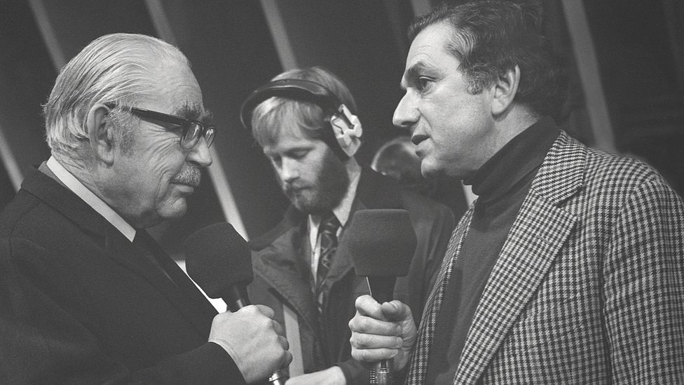Радиоведущий BBC Джон Снагдж берет интервью у сэра Кена Адама