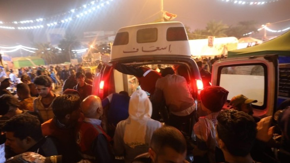Машины скорой помощи в столице Ирака Багдаде оказывают помощь раненым протестующим
