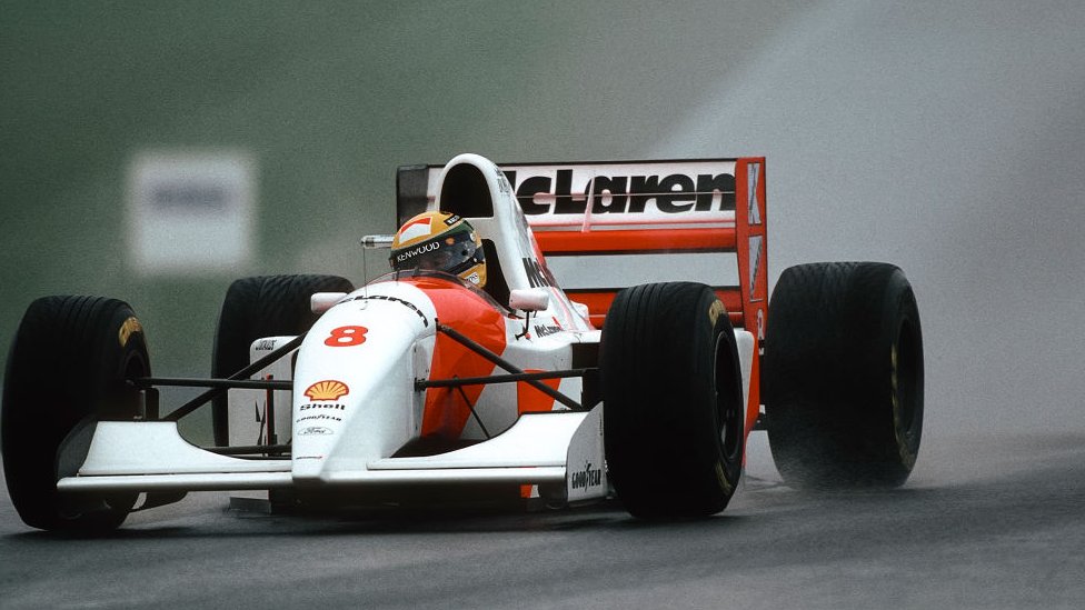 Ayrton Senna conduciendo su McLaren en Donnington en 1993.