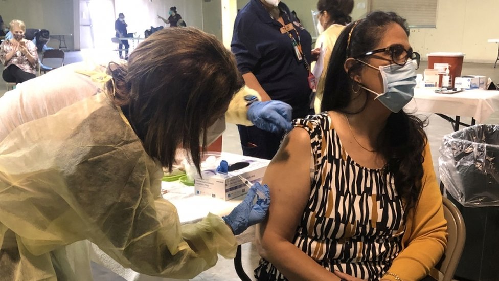 Una mujer recibe una vacuna en Texas