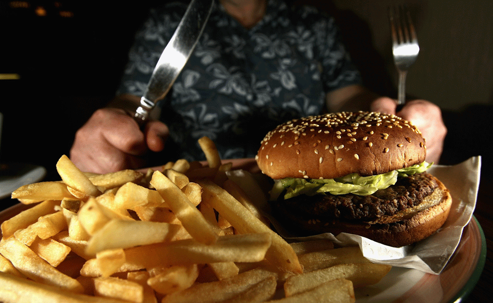 Cuando comemos por impulso solemos elegir la comida menos saludable. Hamburguesa con papas fritas