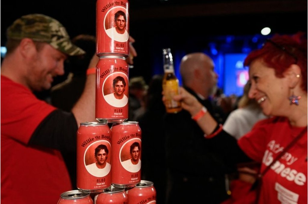 工黨支持者拿著印有"Albo"（阿爾巴尼斯的暱稱"阿爾博"）字樣的啤酒，等待工黨領袖阿爾巴尼斯宣佈在聯邦大選中勝出。