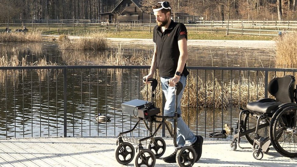 Gert-Jan caminado en un parque